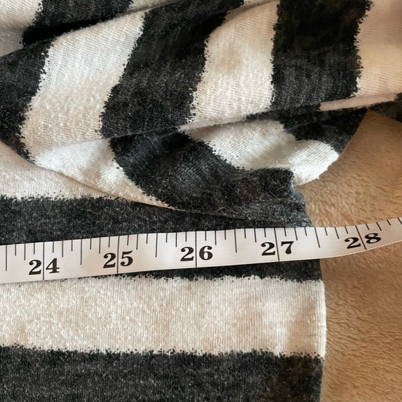 Striped Black and White Women's Top Plus Size 22/24W - Picture 6 of 7